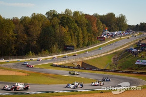 #6 Muscle Milk Pickett Racing HPD ARX-03a Honda: Lucas Luhr, Klaus Graf, Romain Dumas leads a group of cars