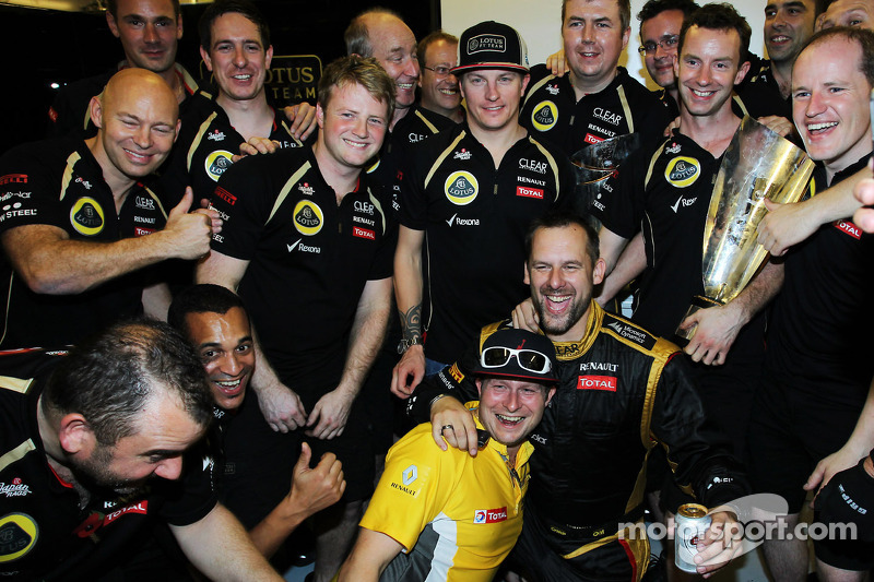 Переможець гонки Кімі Райкконен, Lotus F1 Team святкує з командою