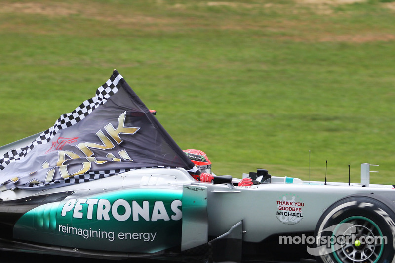 Michael Schumacher bei der Ehrenrunde mit Abschiedsflagge