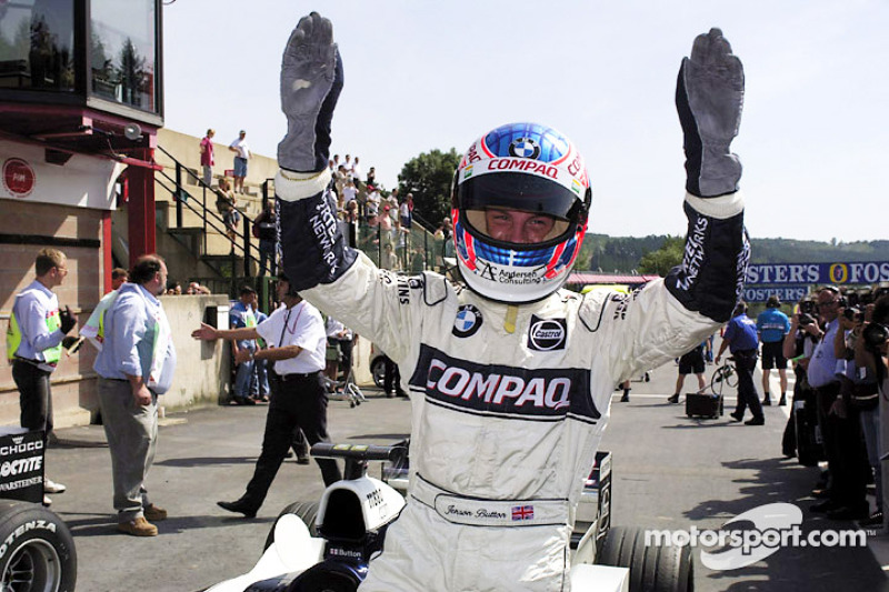 Jenson Button viert zijn derde plaats in de kwalificatie