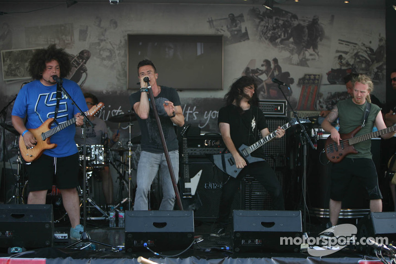 James Toseland saat beraksi dengan grup bandnya, Toseland, di Goodwood Festival of Speed pada 2013
