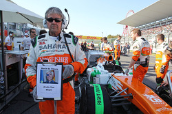 Neil Dickie, del equipo Sahara Force India F1 en la parrilla rindiendo tributo a Maria De Villota