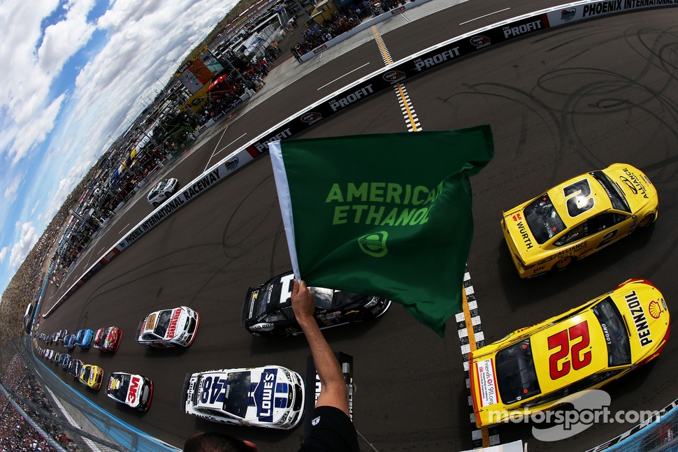 Start: Brad Keselowski, Team Penske Ford leads