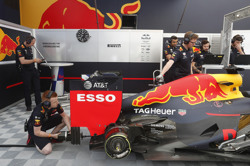 Команда Red Bull Racing готує машину