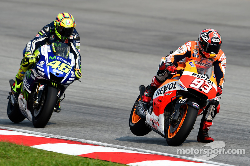 Pembalap Tim Repsol Honda, Marc Marquez, berpeluang menyamai rekor gelar Valentino Rossi (kiri) jika mampu comeback pada MotoGP 2021.