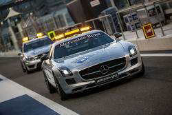 Bernd Maylander, piloto del FIA Safety Car, y Alan Van Der Merwe, piloto del coche médico de la FIA