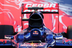 Scuderia Toro Rosso STR10 motorkap en cockpit detail