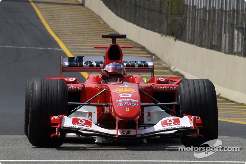 Rubens Barrichello saat merayakan pole position GP Brasil 2004 di atas Ferrari F2004.