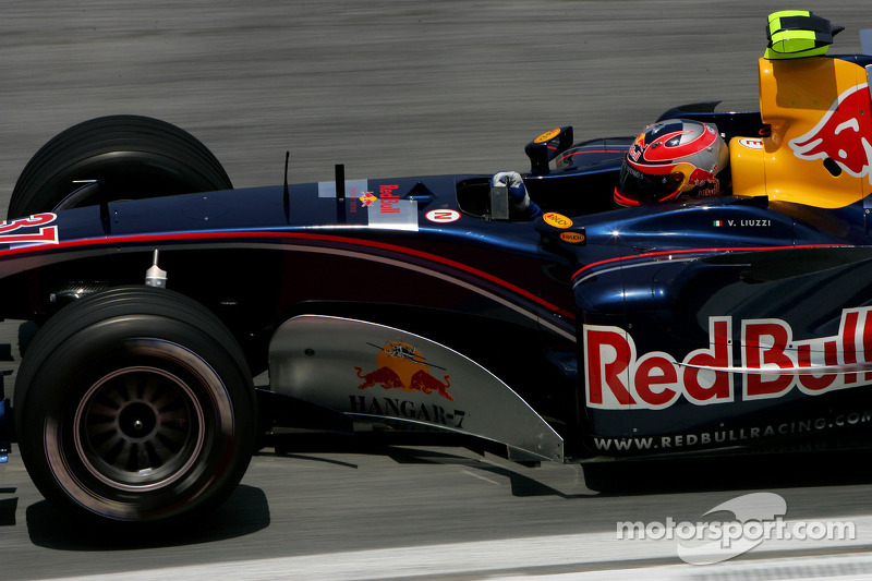 Takımdaki ilk değişiklik, Toro Rosso öncesinde Red Bull'da yaşandı. Avusturyalı takım 2005 yılının dört yarışında Christian Klien'in yerine Vitantonio Liuzzi'yi geçirdi. Kalan yarışlarda ise Klien mücadele etti.
