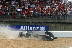 Crash: Kimi Räikkönen, McLaren