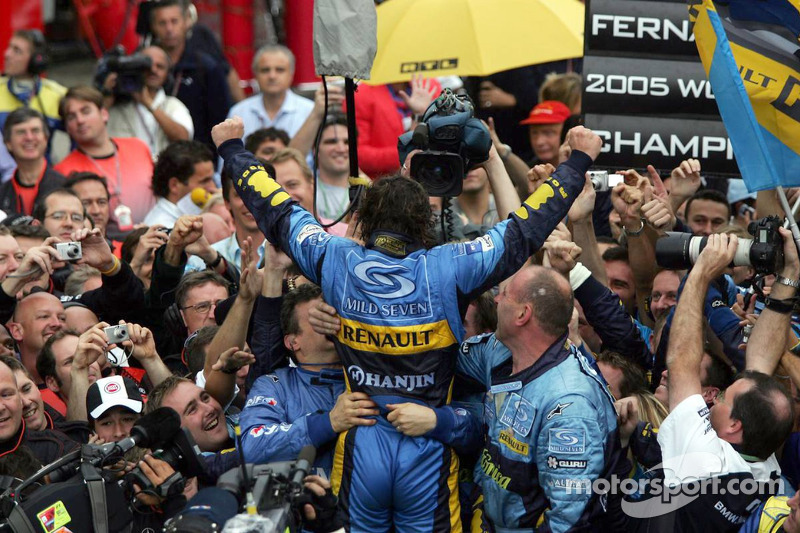 2005 Dünya Şampiyonu Fernando Alonso kutlama yapıyor