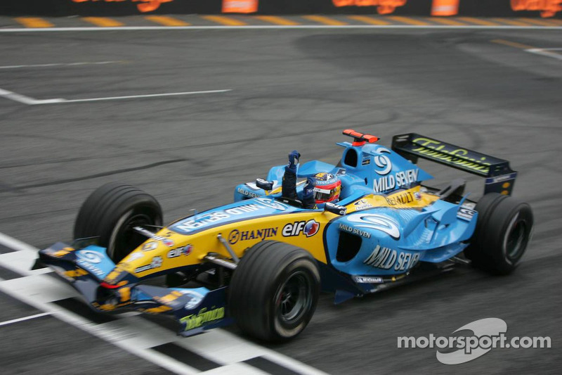 Fernando Alonso cruza la línea de meta y se convierte en el campeón del mundo 2005