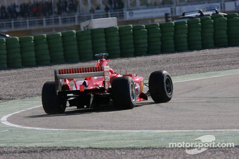2006年罗西在瓦伦西亚赛道驾驶法拉利F2004赛车
