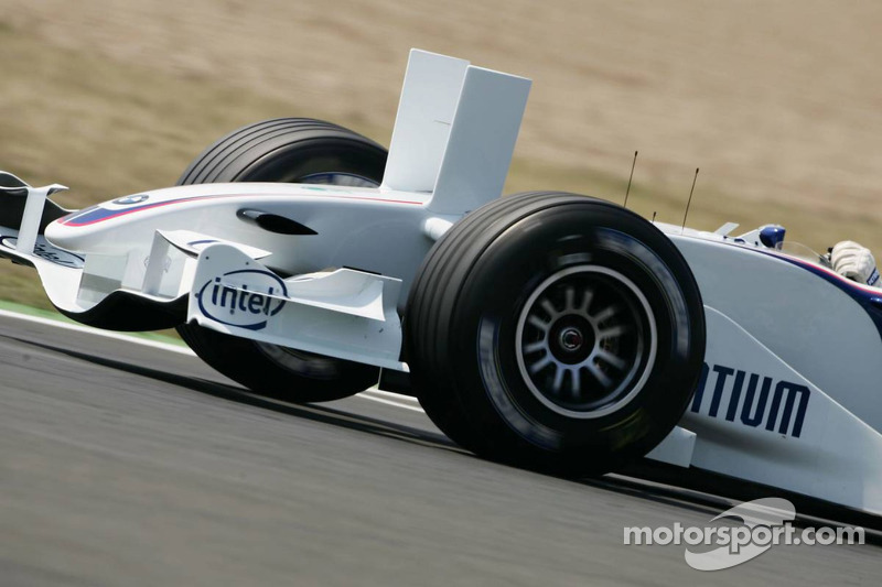 Переднє крило BMW Sauber з новими вертикальними вінглетами
