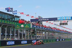 Derde plaats Sebastian Vettel, Ferrari SF15-T, krijgt de zwartwit geblokte vlag aan het einde van de
