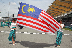 Gridgirls mit der malaysischen Flagge