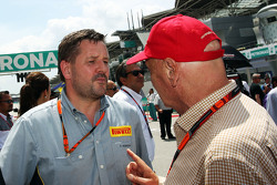 Paul Hembery, director de Pirelli Motorsport con Niki Lauda, Mercedes presidente no ejecutivo en la parrilla