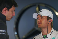 (L to R): Тото Вольф, Виконавчий директор Mercedes AMG F1 та акціонер з Ніко Росберг, Mercedes AMG F