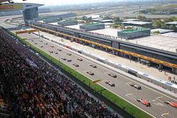 Lewis Hamilton, Mercedes AMG F1 W06 lidere al comienzo de la carrera