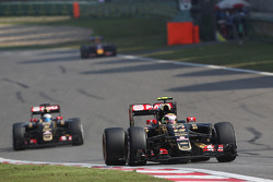 Pastor Maldonado, Lotus F1 E23 al frente de Romain Grosjean, Lotus F1 E23