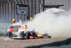 Daniil Kvyat, se retira de la carrera al tronar el motor de su Red Bull Racing RB11