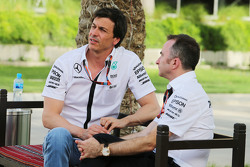 (De izquierda a derecha): Toto Wolff, Mercedes AMG F1 Accionista y Director Ejecutivo con Paddy Lowe