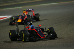 Häkkinen s'attend à plusieurs années sans victoire pour Alonso F1-bahrain-gp-2015-fernando-alonso-mclaren-mp4-30