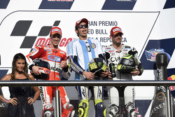 Подіум: друге місце Андреа Довізіосо, Ducati Team та winner Валентіно Россі, Yamaha Factory Racing т