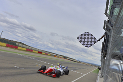 Oliver Rowland, Fortec Motorsports pasa bajo la bandera a cuadros