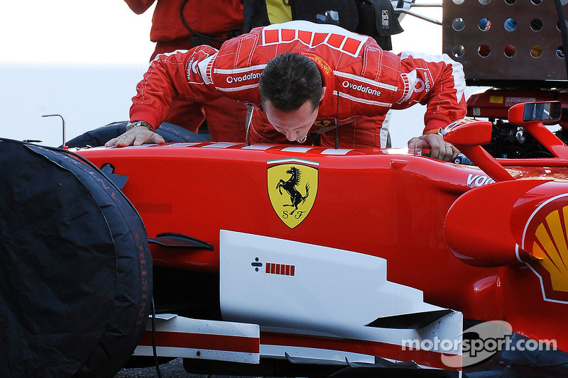 Michael Schumacher aracına veda ediyor