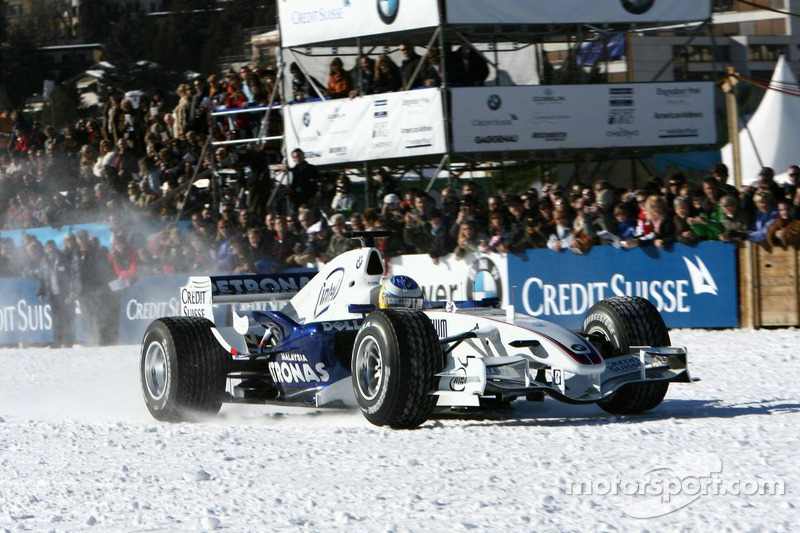 Нік Хайдфельд за кермом боліда BMW Sauber F1 зі спеціальними шинами Bridgestone у Сент-Морітці