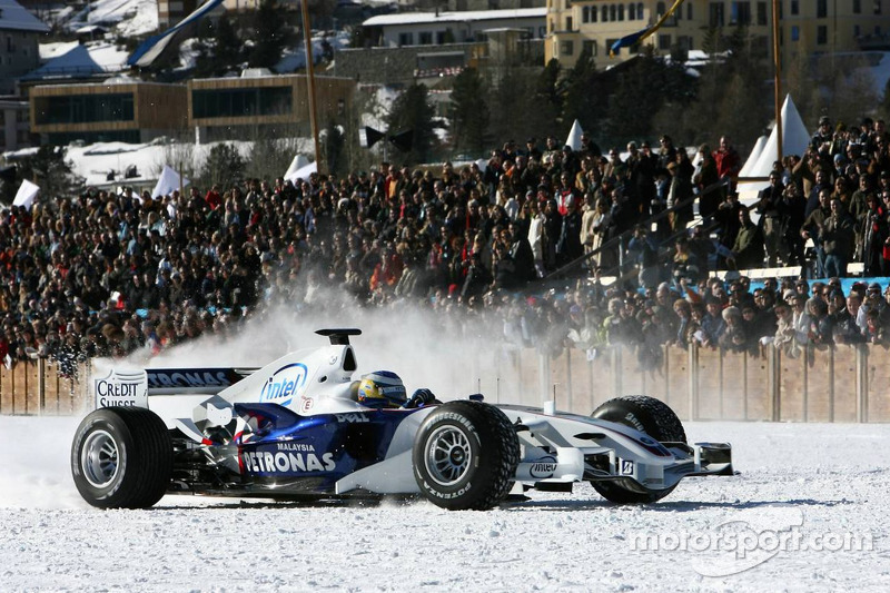 Нік Хайдфельд за кермом боліда BMW Sauber F1 зі спеціальними шинами Bridgestone у Сент-Морітці