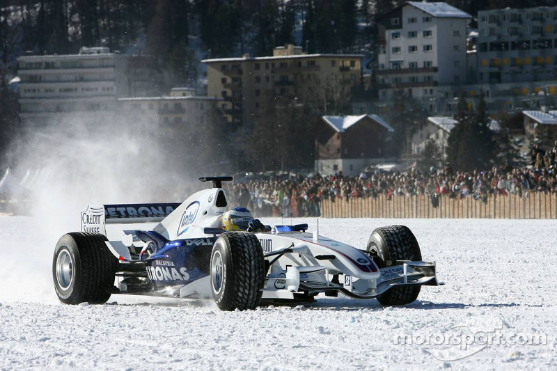 Нік Хайдфельд за кермом боліда BMW Sauber F1 зі спеціальними шинами Bridgestone у Сент-Морітці