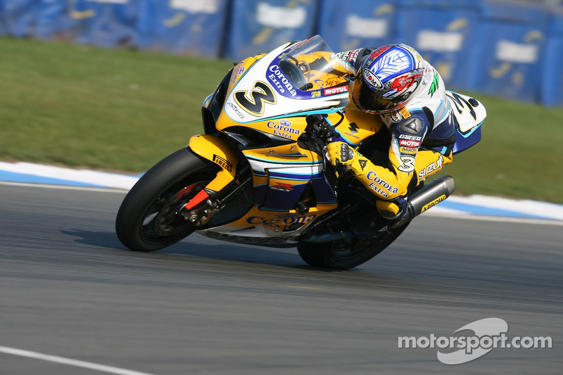 Max Biaggi melakukan debut WSBK pada 2007 bersama Tim Alstare Suzuki Corona Extra dan langsung menempati peringkat ketiga klasemen akhir.