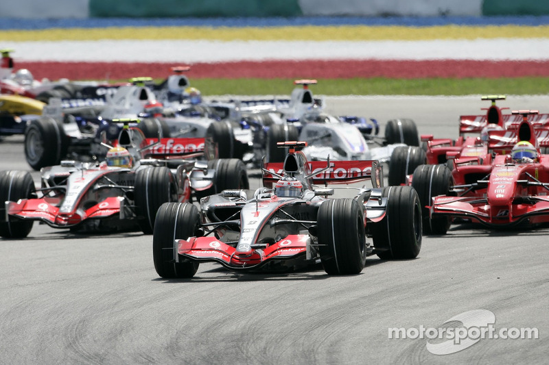 Старт: Фернандо Алонсо, McLaren Mercedes, MP4-22 очолює пелотон