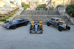 Romain Grosjean y Pastor Maldonado con el auto de Mad Max Lotus F1
