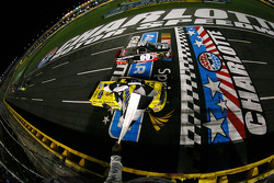 Kasey Kahne, JR Motorsports, Chevrolet, schlägt Erik Jones, Kyle Busch Motorsports, Toyota, im Kampf