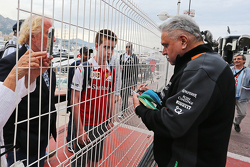 Віджей Малья, власник команди Sahara Force India F1 роздає автографи фанатам