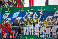 LMP1 подіум: переможці в классі та загальному заліку Porsche Team: Ніко Хюлкенберг, Нік Тенді, Ерл