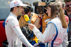 #18 Porsche Team Porsche 919 Hybrid: Neel Jani wordt geïnterviewd door Cyndie Allemann