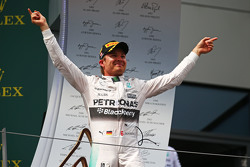 Ganador de la carrera de Nico Rosberg, de Mercedes AMG F1 celebra en el podio