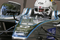 London Mayor Boris Johnson test de Formule E-auto op het Battersea Park circuit