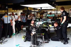 El Mercedes AMG F1 W06 de Nico Rosberg, trabajo en los pits