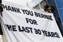 Uno striscione per Bernie Ecclestone,