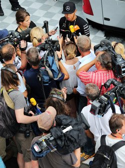 Lewis Hamilton, Mercedes AMG F1 con los medios
