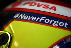 Il casco di Pastor Maldonado, Lotus F1 Team con un tributo a Jules Bianchi