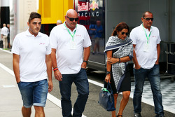 Familie van Jules Bianchi in de paddock,: Tom, Philippe en Christine Bianchi - broer, vader en moede