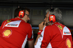James Allison, director técnico de Ferrari, con Maurizio Arrivabene, Jefe de Ferrari