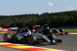 Lewis Hamilton, Mercedes AMG F1 W06 y Carlos Sainz Jr., Scuderia Toro Rosso STR10