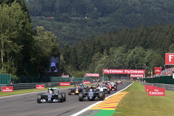 Lewis Hamilton, Mercedes AMG F1 W06 e Sergio Perez, Sahara Force India F1 VJM08 lottano per il coman